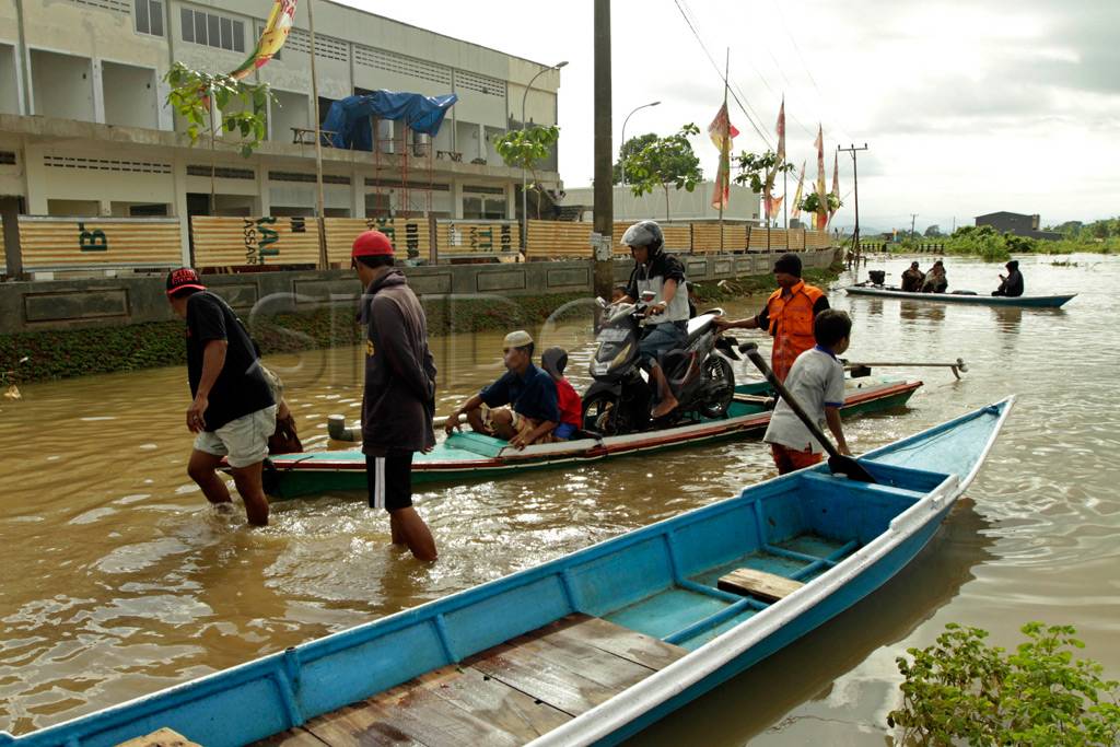Ojek perahu musim penghujan