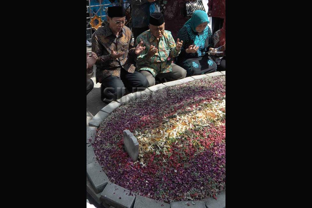 Menpera ziarah makam...