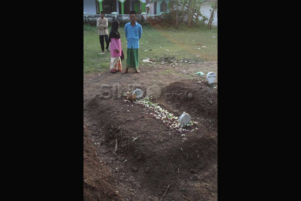 Makam korban kecelakaan...