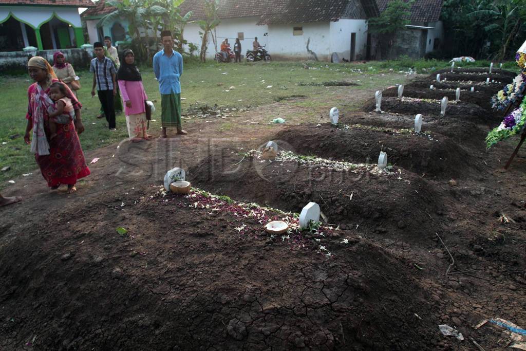 Makam korban kecelakaan...