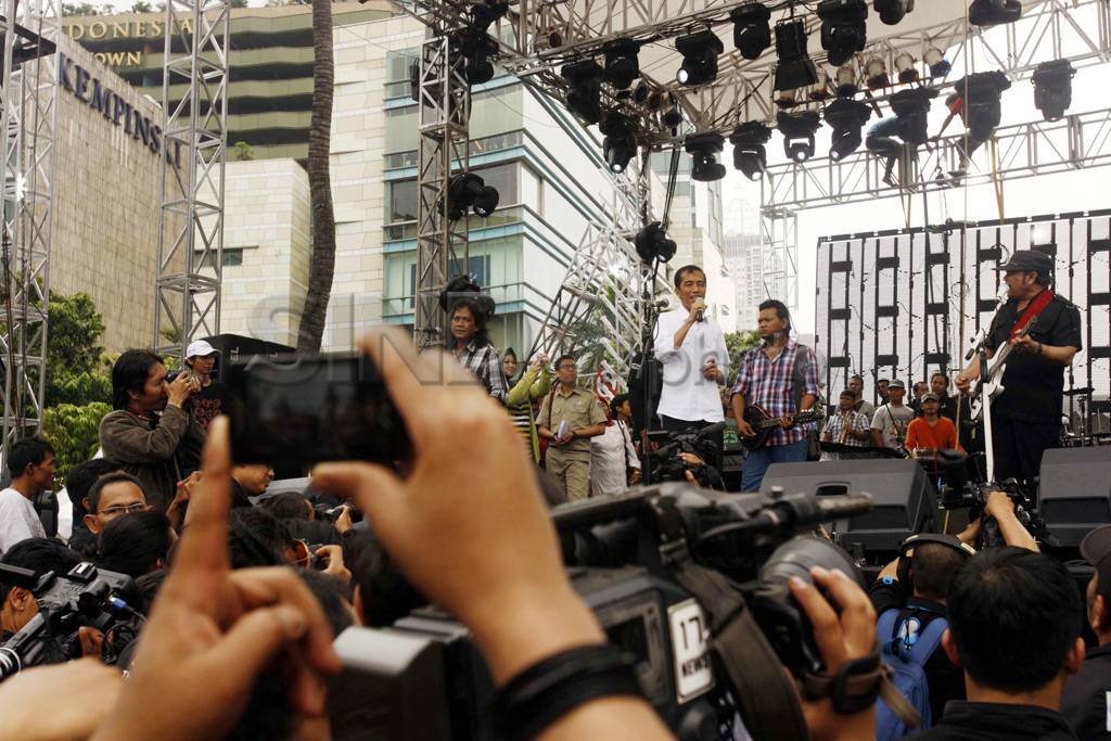 Jokowi dan Rhoma cek...