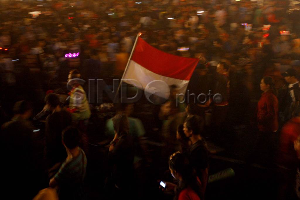 Pesta kembang api disaksikan...