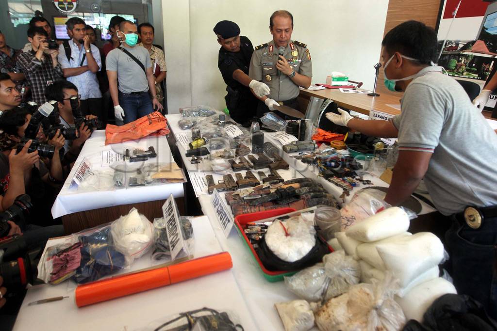 Polisi perlihatkan barang...