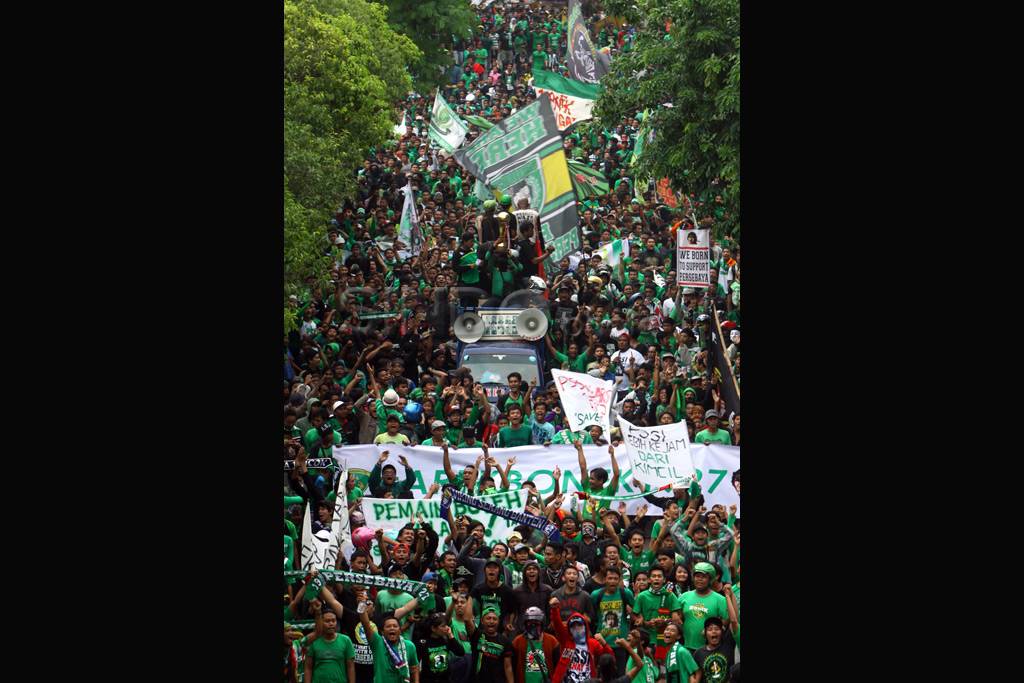 Demo ribuan Bonek Persebaya...