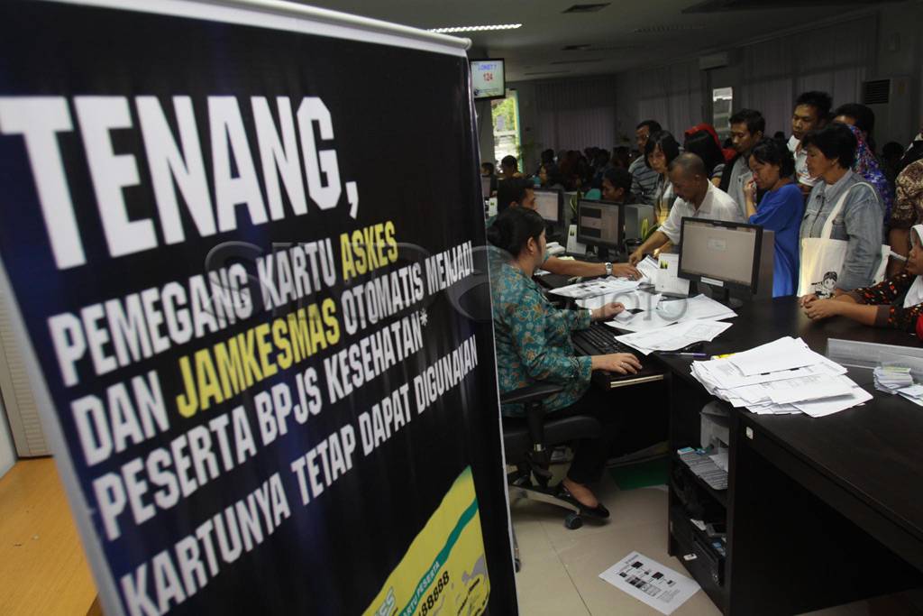 Warga antre daftar peserta...