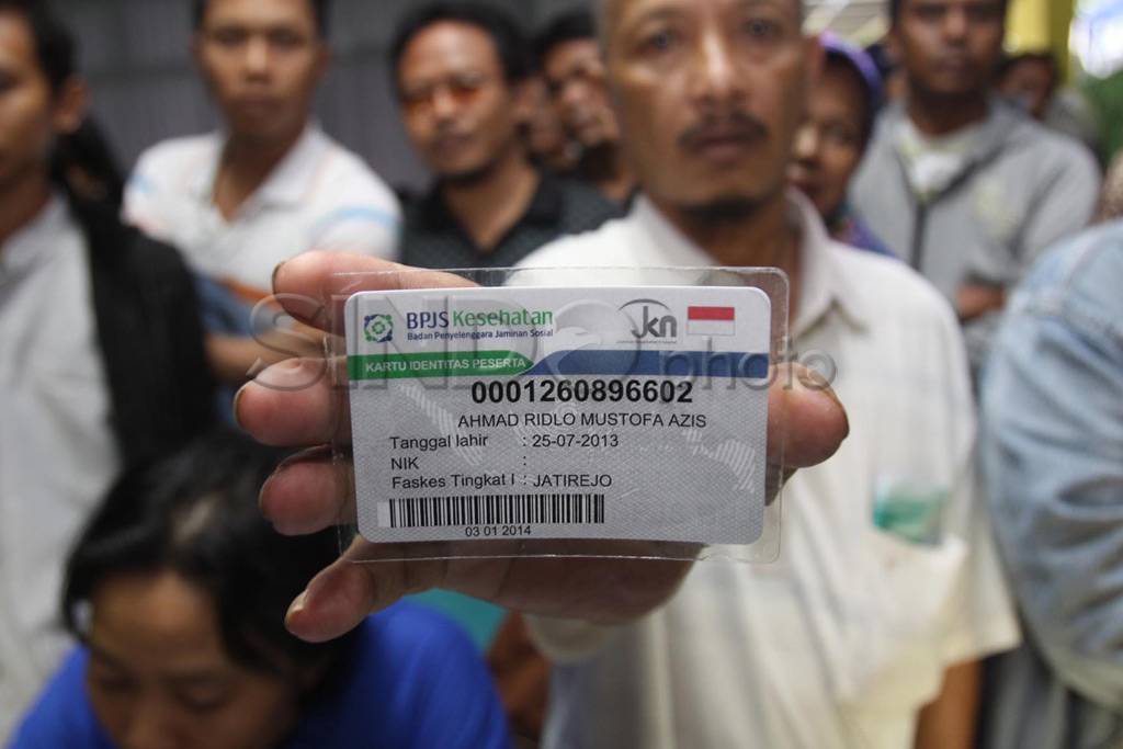 Warga antre daftar peserta...