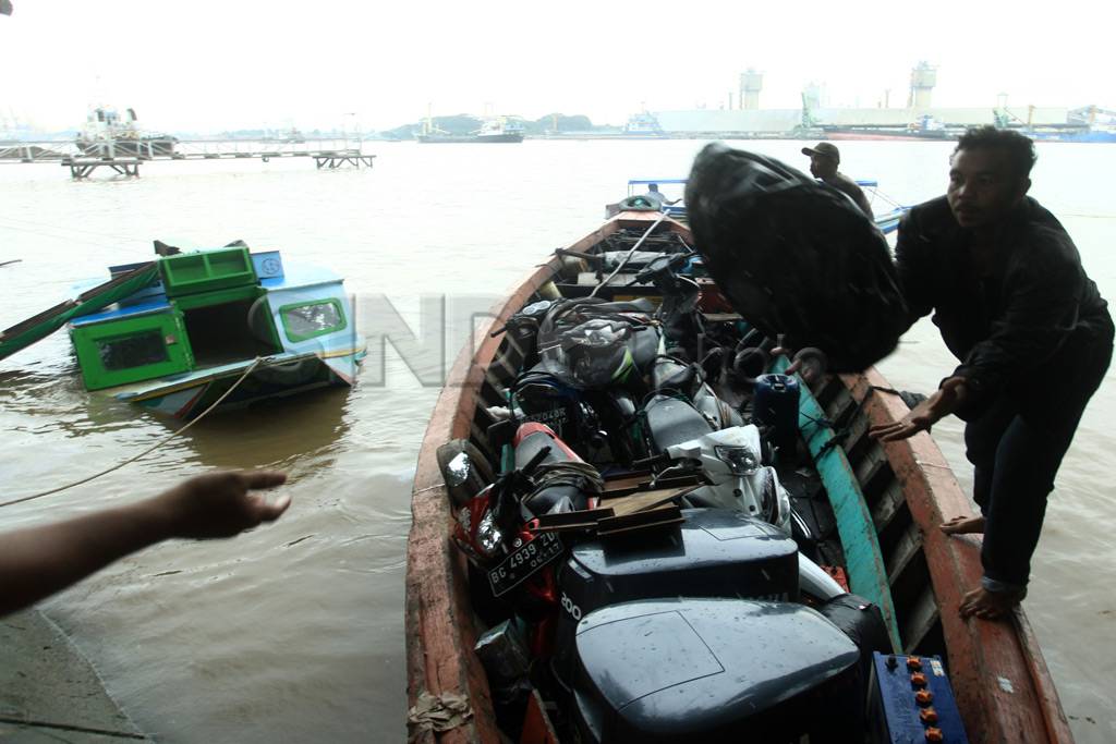 Tabrak besi Dermaga,...