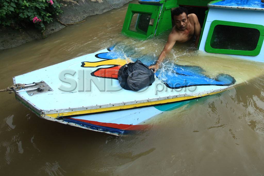 Tabrak besi Dermaga,...
