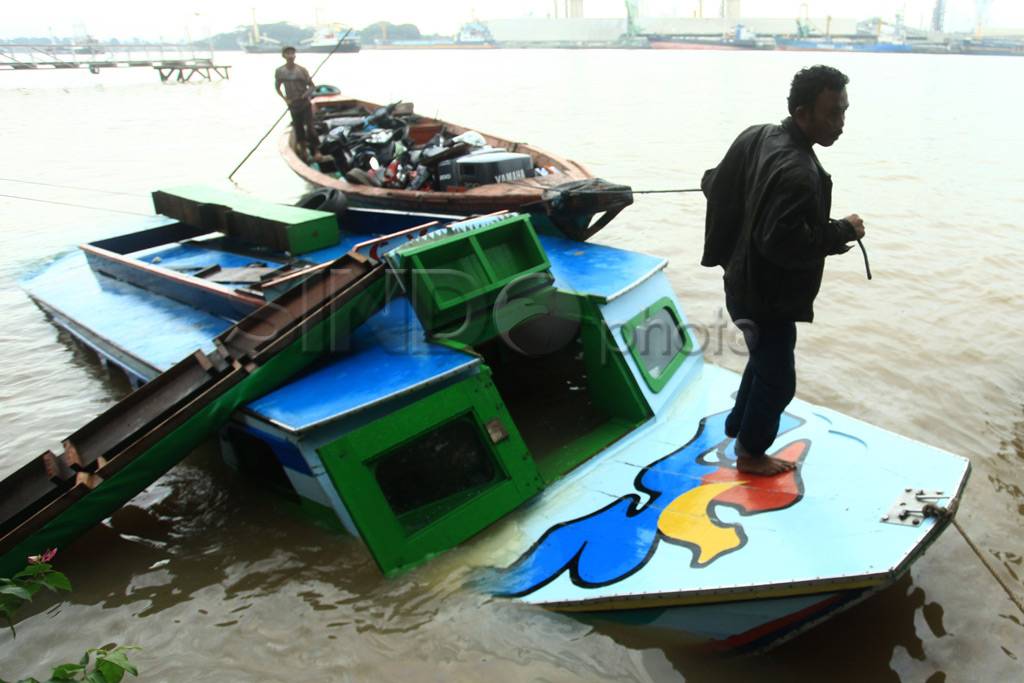 Tabrak besi Dermaga,...