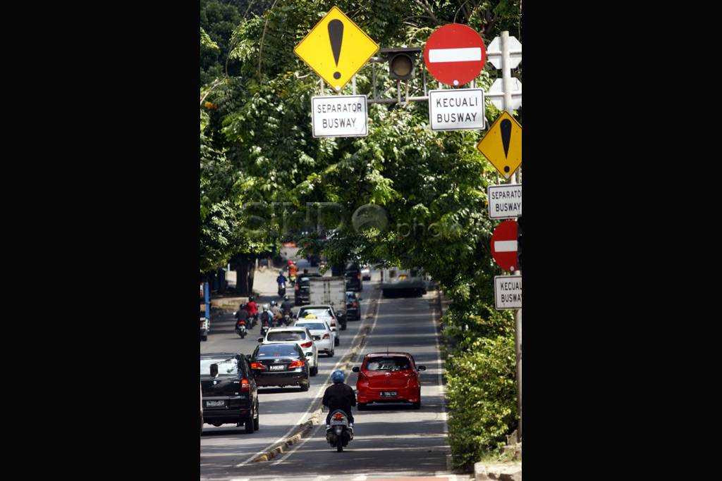 Penerobos jalur busway...