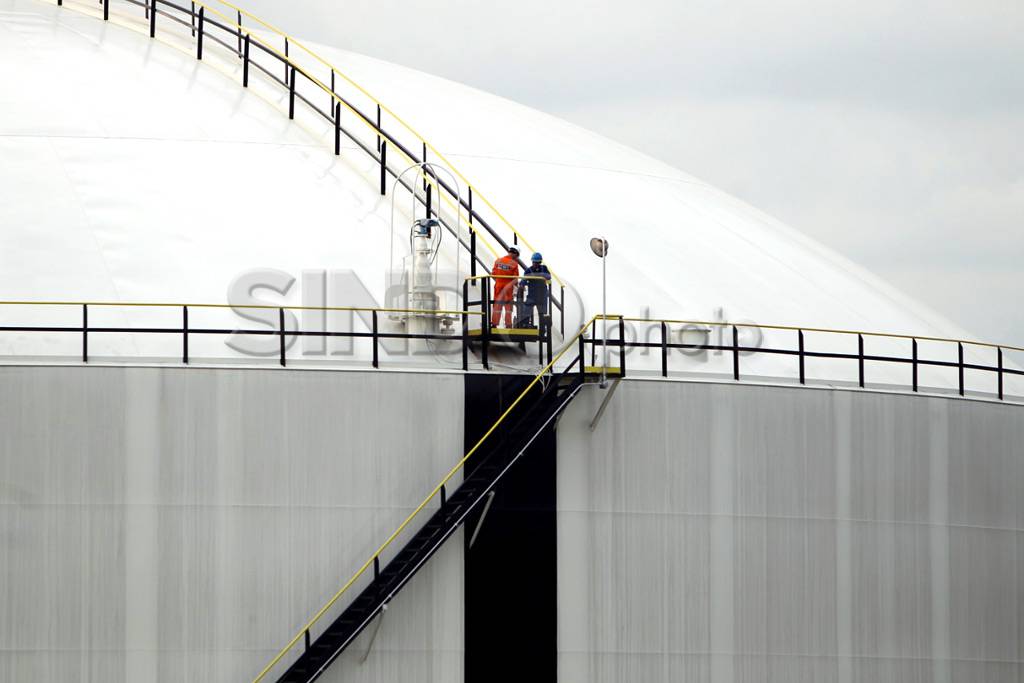 Kilang minyak Pertamina...
