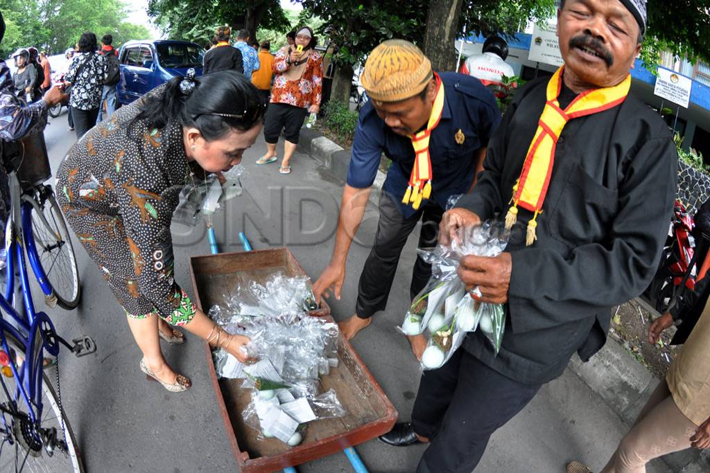 1000 telur asin dibagikan...