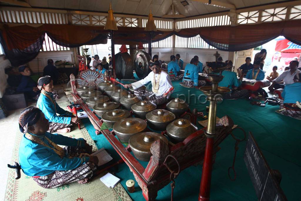 Gelar tabuh gamelan...