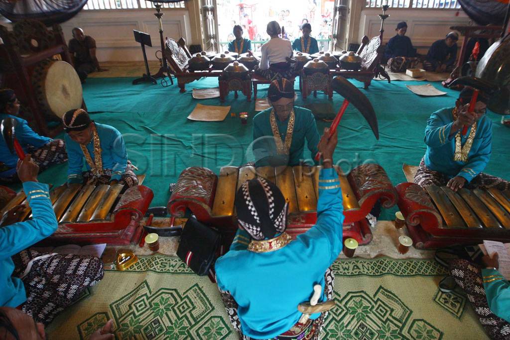 Gelar tabuh gamelan...