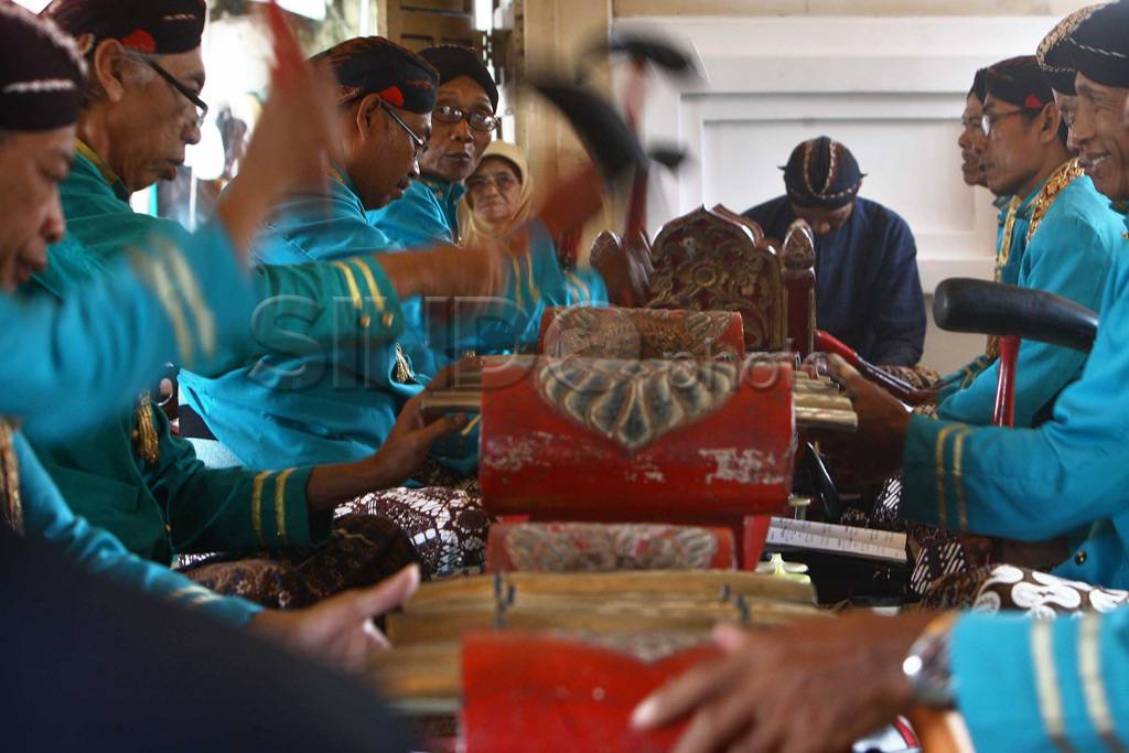 Gelar tabuh gamelan...