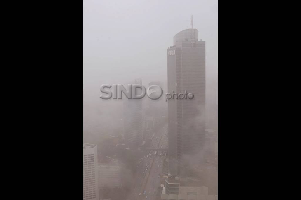 Kabut tebal menutupi...