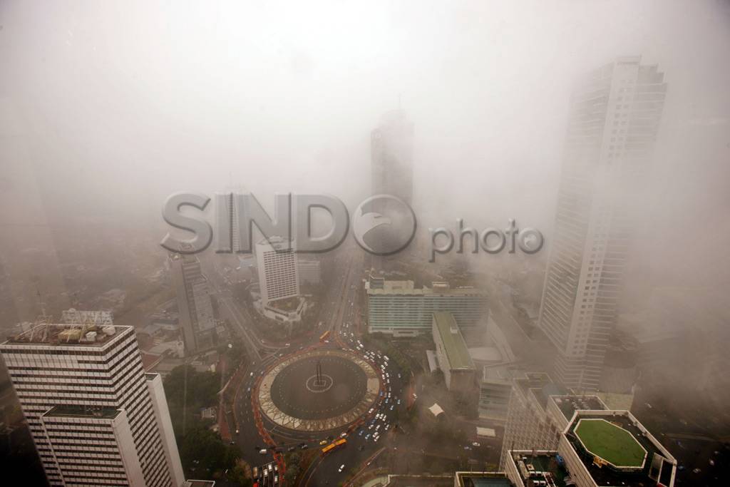 Kabut tebal menutupi...