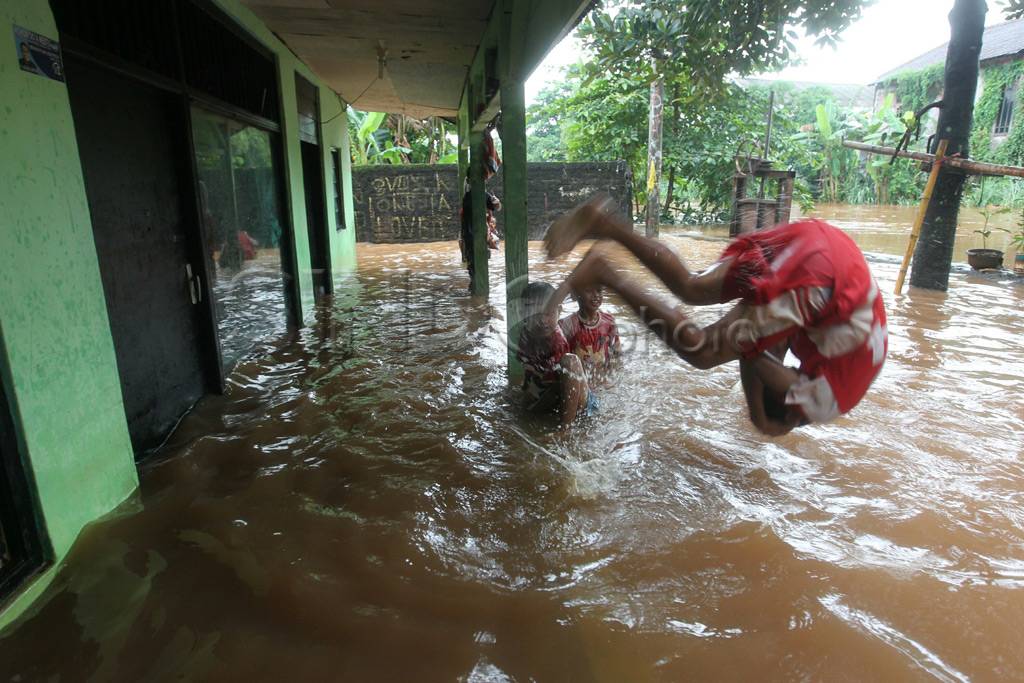 Banjir rendam kawasan...