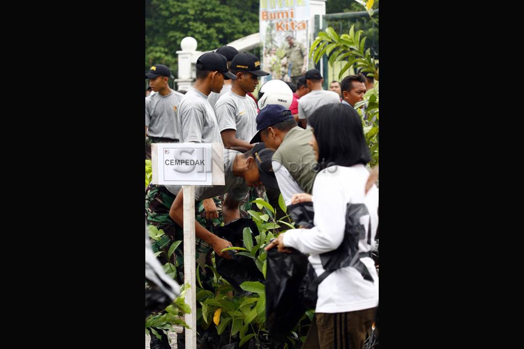 Paspampres bagikan ribuan...