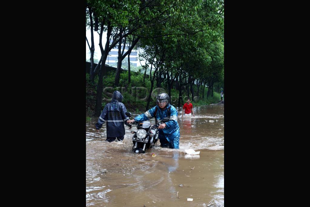 Diguyur hujan, jalan...