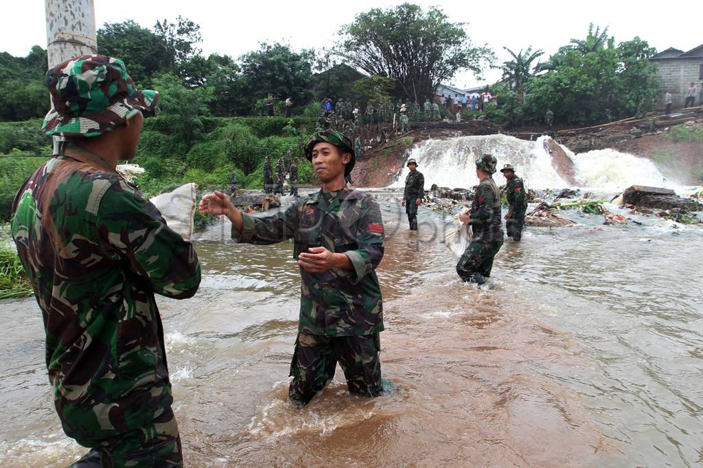 Tanggul jebol, perumahan...