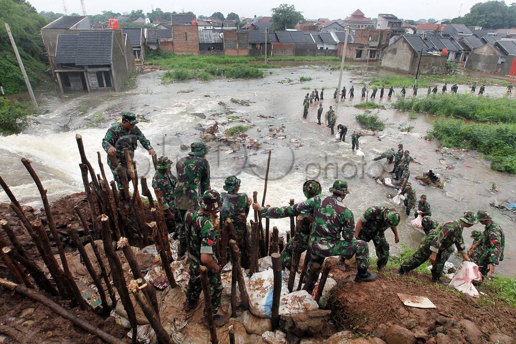 Tanggul jebol, perumahan...