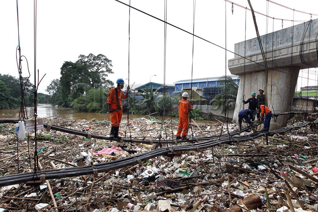 Ciliwung meluap, kabel...