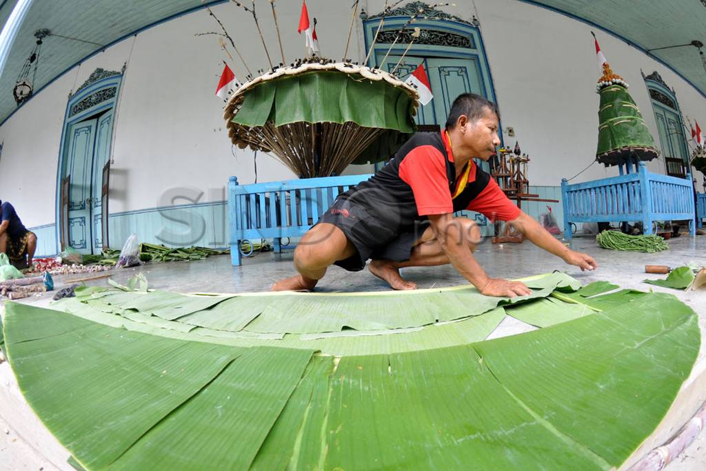 Pembuatan Gunungan di...