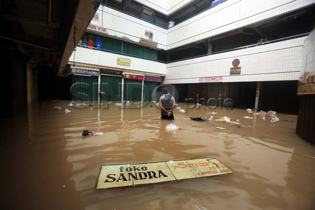Banjir 1 meter rendam...