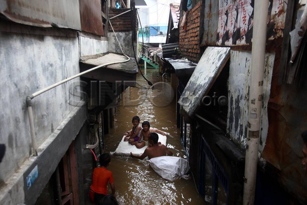 Banjir 3 meter warga...