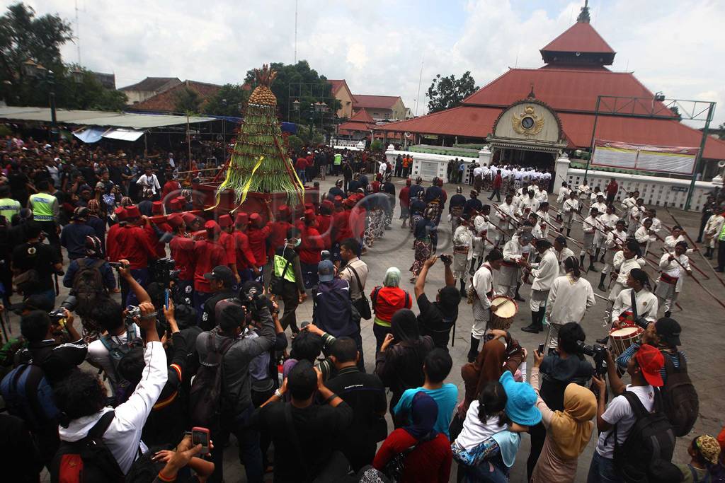 Ribuan warga berebut...