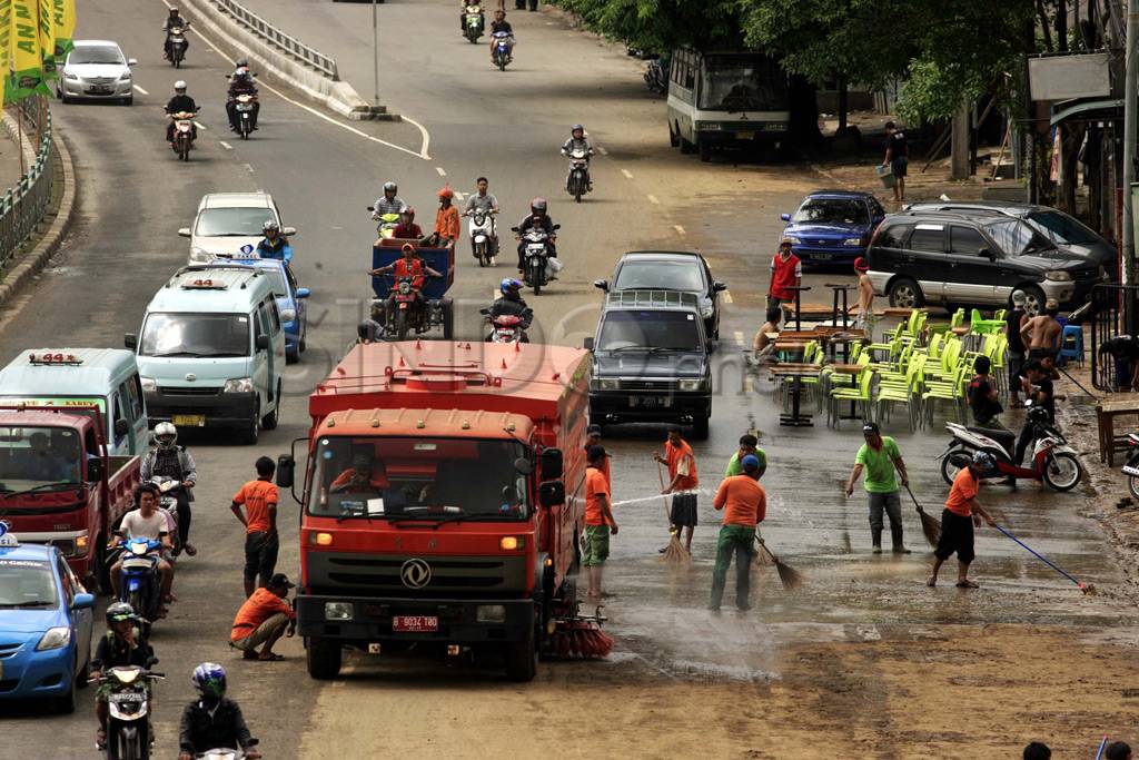 Banjir surut, warga...