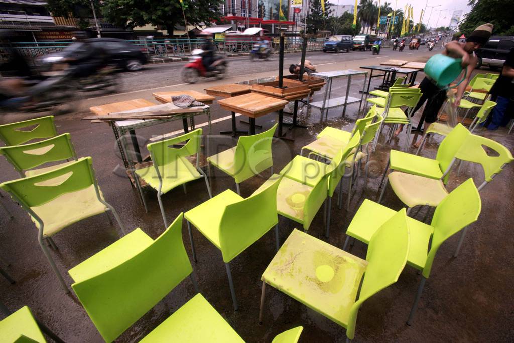 Banjir surut, warga...