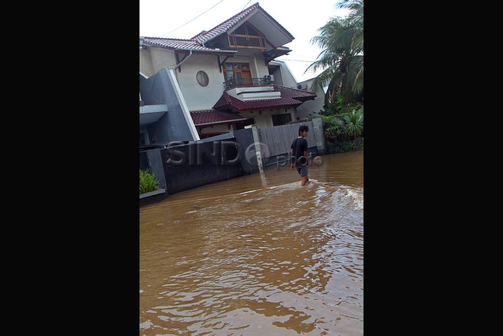 Bermain air banjir di...