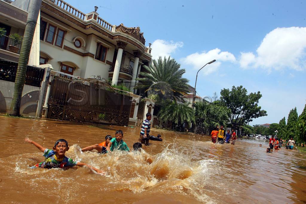 Bermain air banjir di...