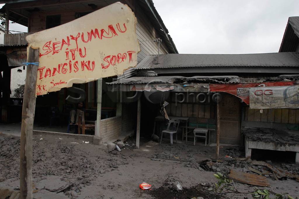 Erupsi Sinabung ribuan...