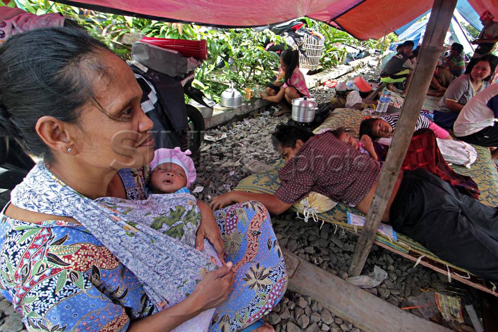 Tenda pengungsian korban...