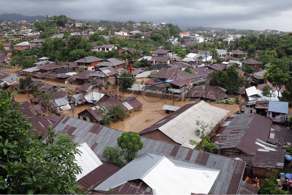 Banjir bandang rendam...