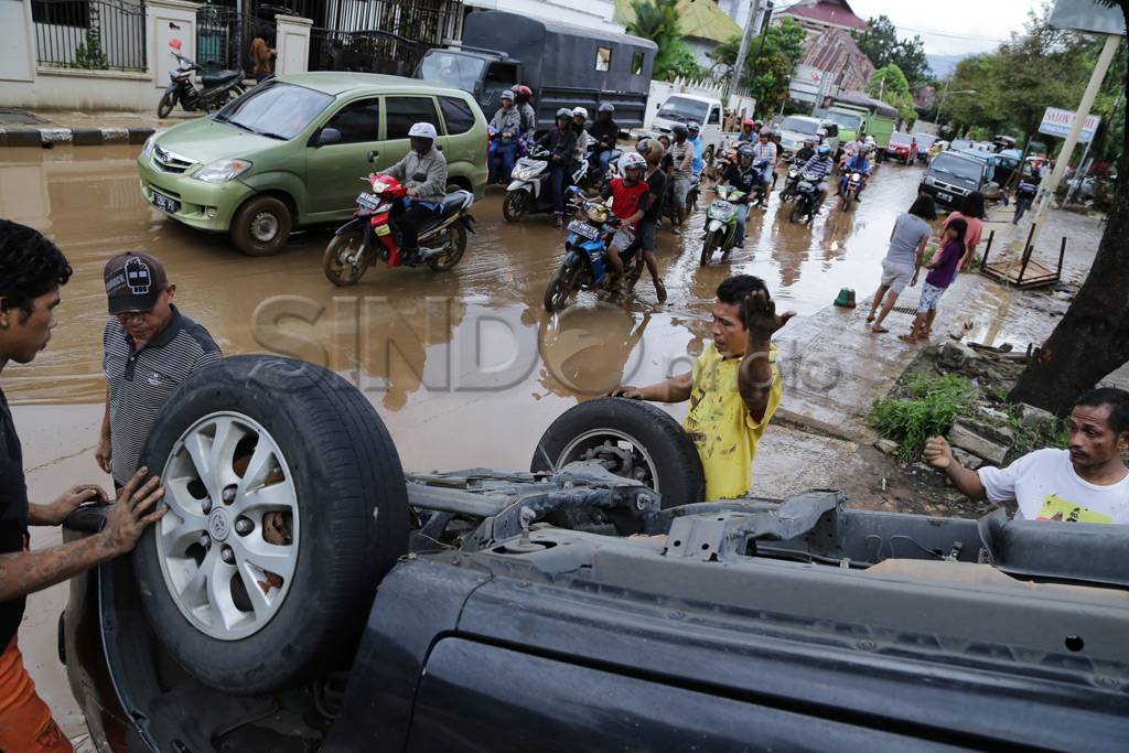 Mobil-mobil bertumpukan...