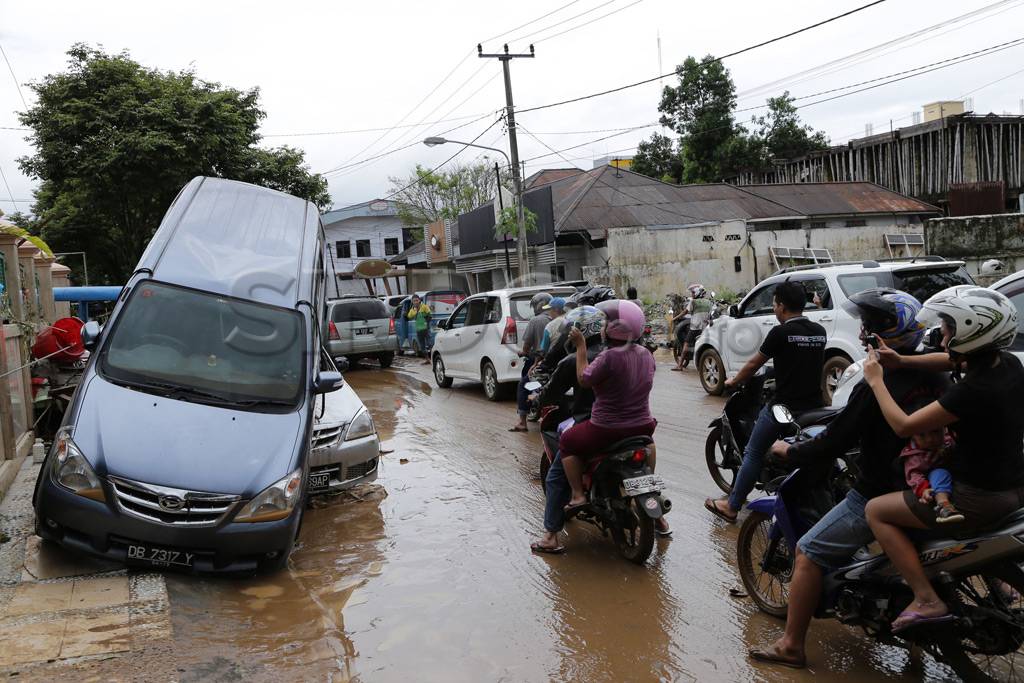 Mobil-mobil bertumpukan...