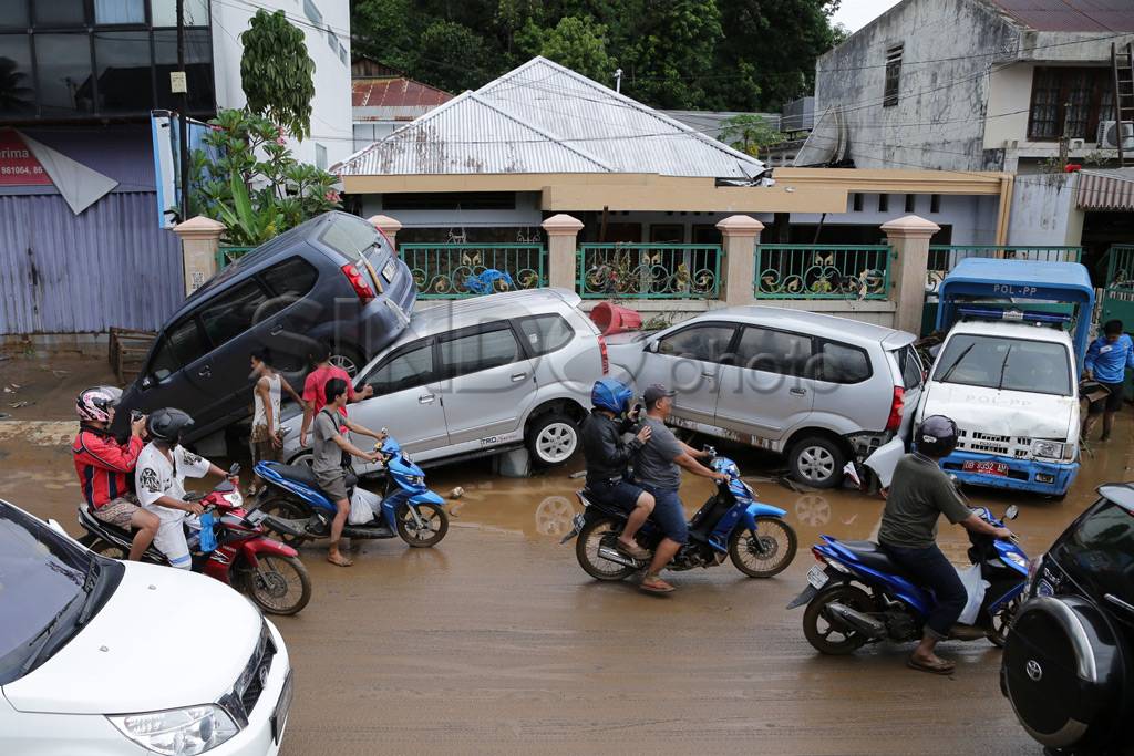 Mobil-mobil bertumpukan...