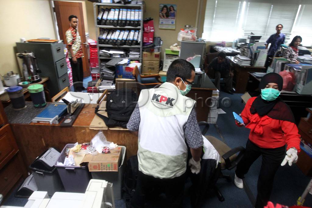 KPK geledah ruang kerja...