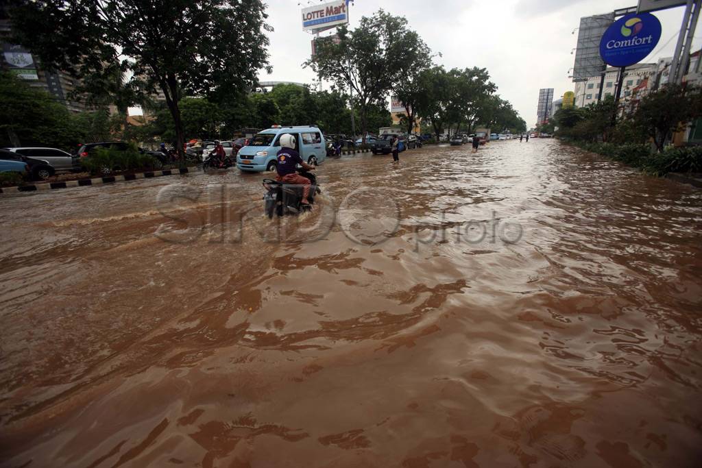 Genangan banjir menutupi...