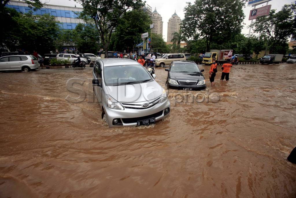 Genangan banjir menutupi...
