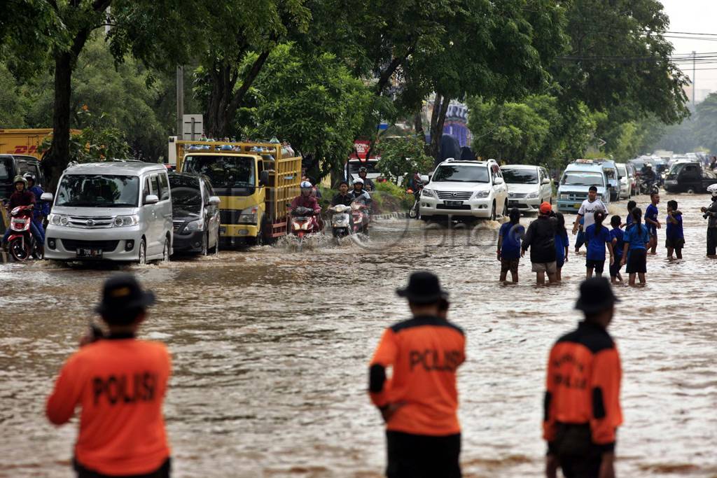 Genangan banjir menutupi...