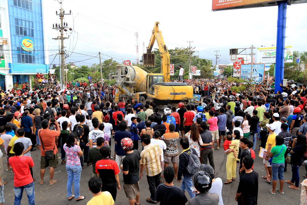 Jalan amblas, truk terperosok...