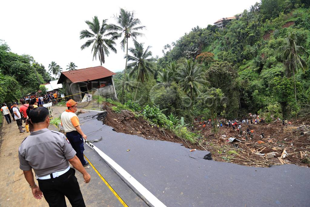 Longsor Tomohon, 12...