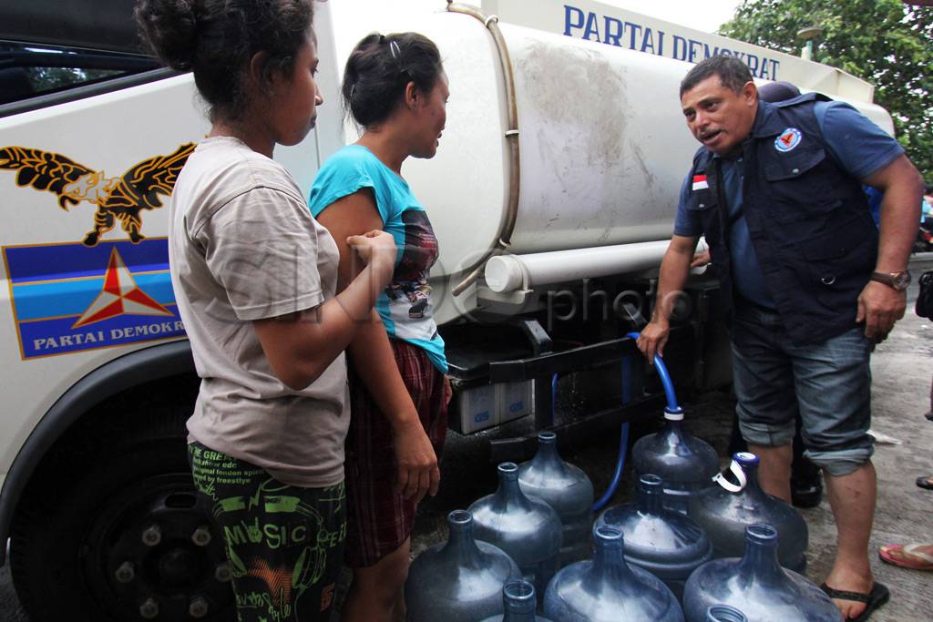 Bantuan air bersih korban...