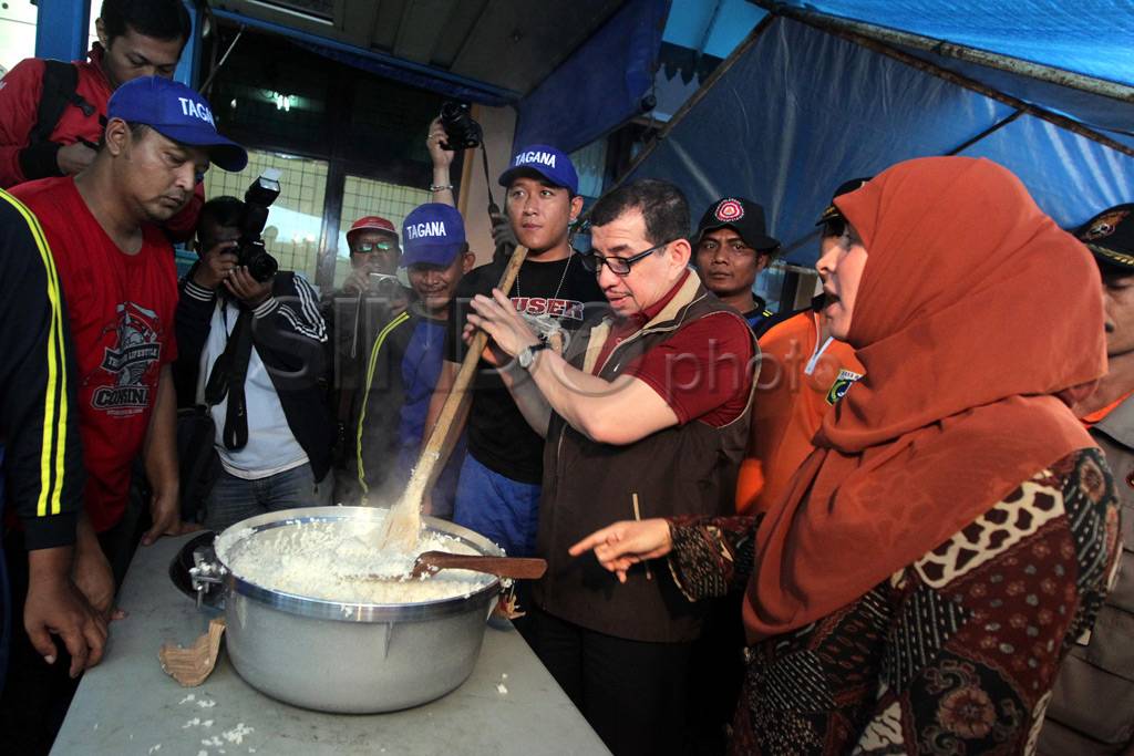 Mensos kunjungi pengungsi...