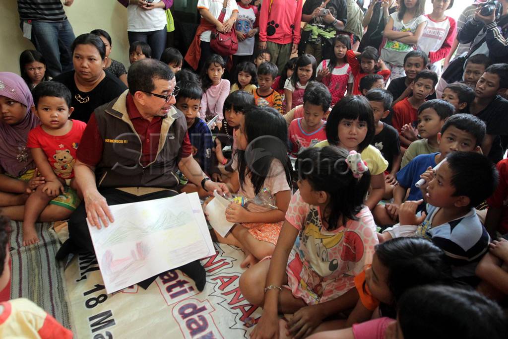 Mensos kunjungi pengungsi...